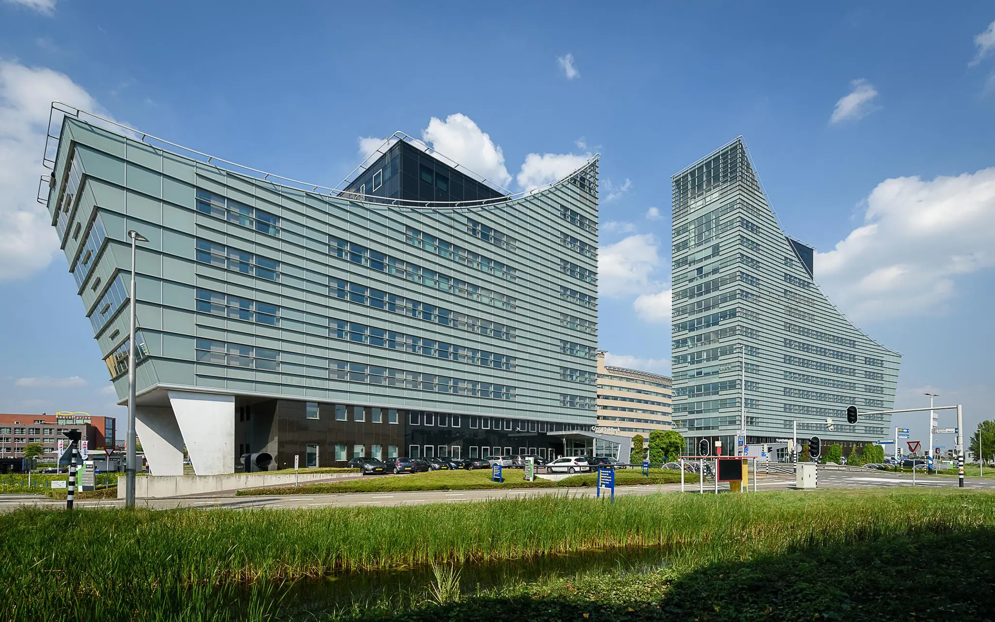 Twee moderne kantoorgebouwen aan het Rivium Boulevard in Capelle aan den IJssel op een zonnige dag.